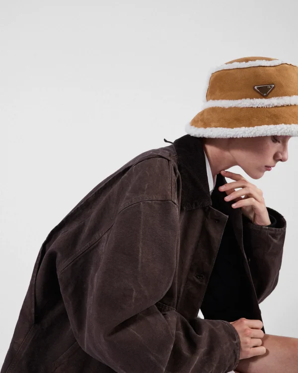 Hats And Gloves*Prada Suede shearling bucket hat Honey